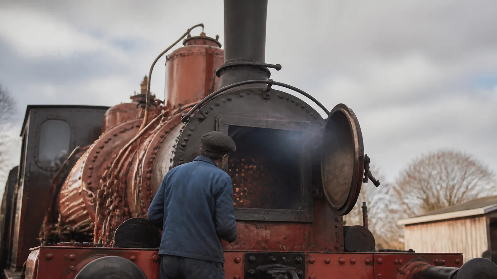 locomotive a vapeur avec sa cheminée de combustion