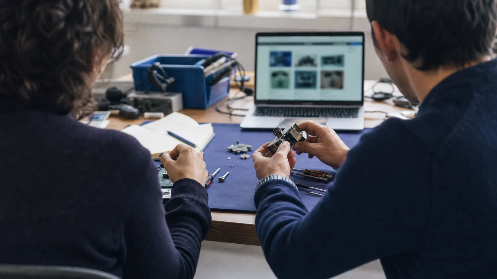 découvrez ce qu'est l'open source, son fonctionnement et ses avantages. plongez dans le monde du développement collaboratif et des logiciels libres grâce à notre définition claire et concise.