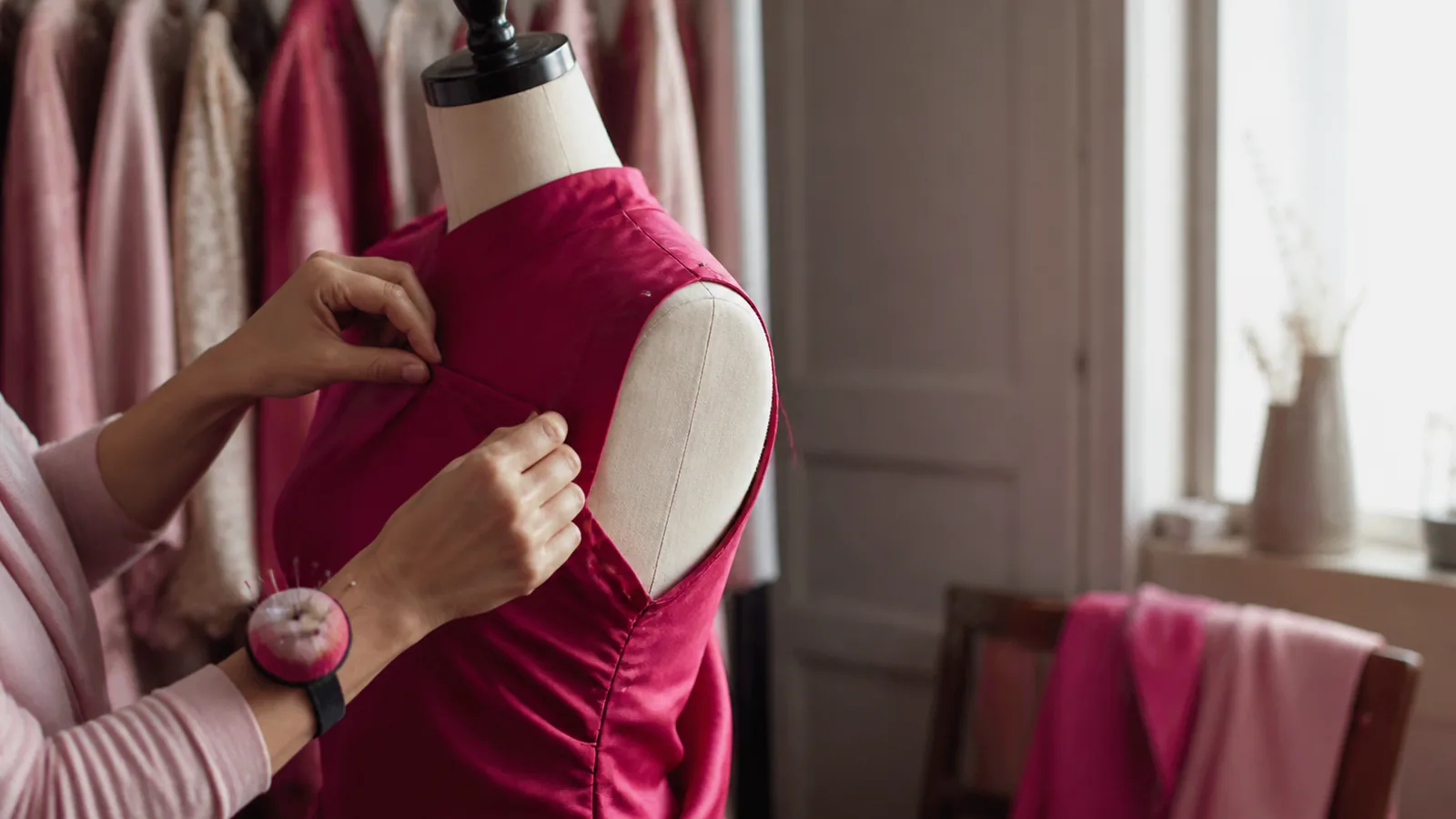 découvrez l'univers fascinant de la haute couture avec notre définition claire et précise. apprenez ce qui distingue cette forme d'art vestimentaire, ses origines et son impact sur l'industrie de la mode. plongez dans le monde réservé aux créateurs les plus talentueux et aux pièces uniques.