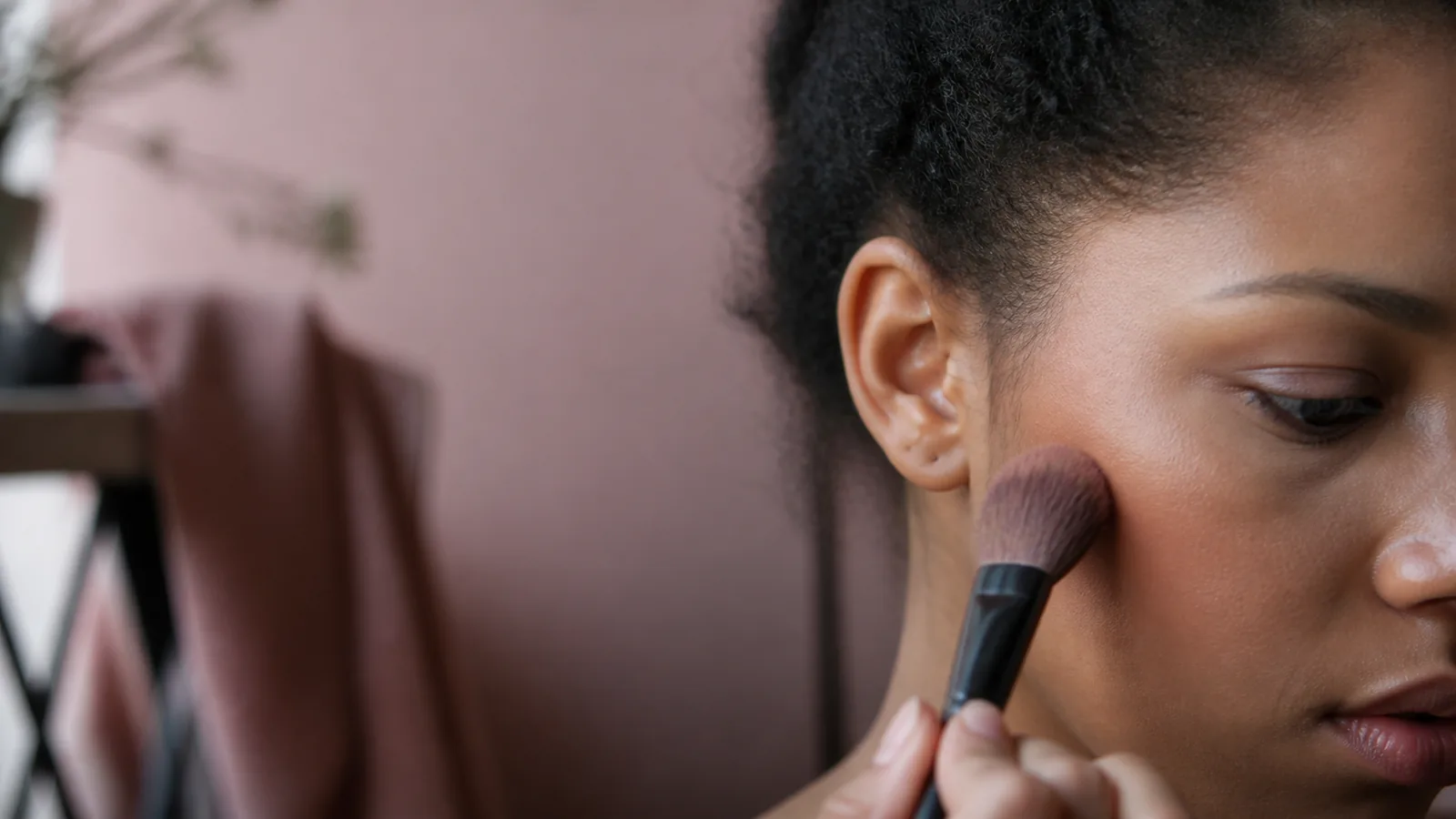 découvrez ce qu'est le contouring, une technique de maquillage qui façonne et définit les traits du visage. apprenez les bases, les astuces et les produits nécessaires pour maîtriser cet art et obtenir un look impeccable.