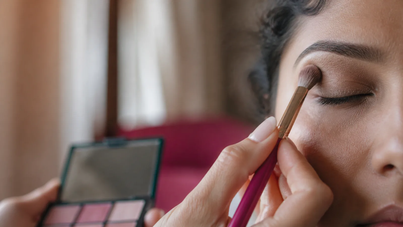 découvrez le maquillage nude, une tendance naturelle qui met en valeur votre beauté tout en restant discret. apprenez à définir ce style, ses techniques et ses produits essentiels pour un look élégant au quotidien.