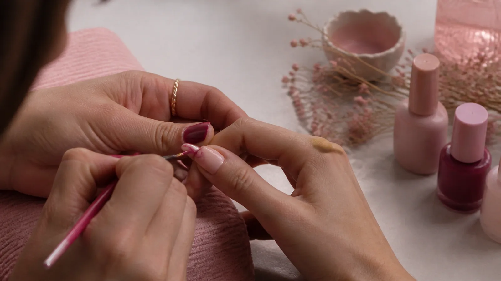 découvrez le nail art, l'art de décorer les ongles avec créativité et style. explorez sa définition, ses techniques et tendances pour embellir vos mains et afficher votre personnalité.