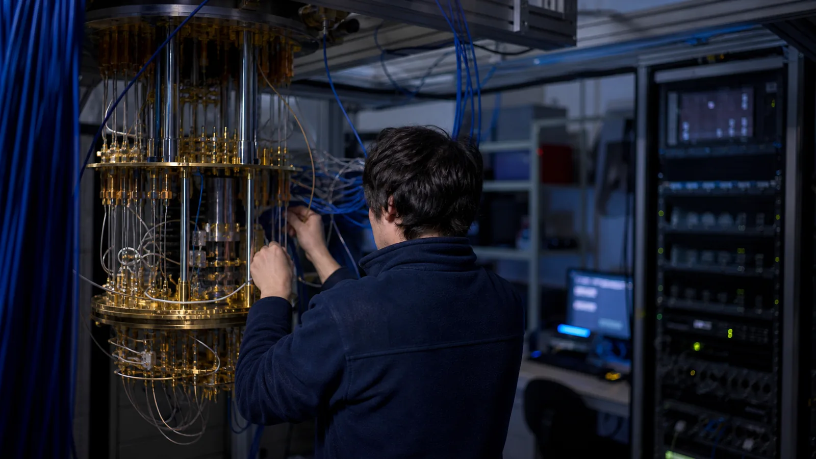 découvrez le quantum computing : une technologie révolutionnaire qui exploite les principes de la mécanique quantique pour traiter l'information d'une manière radicalement différente. plongez dans notre définition et comprenez comment le quantum computing pourrait transformer l'avenir de l'informatique.