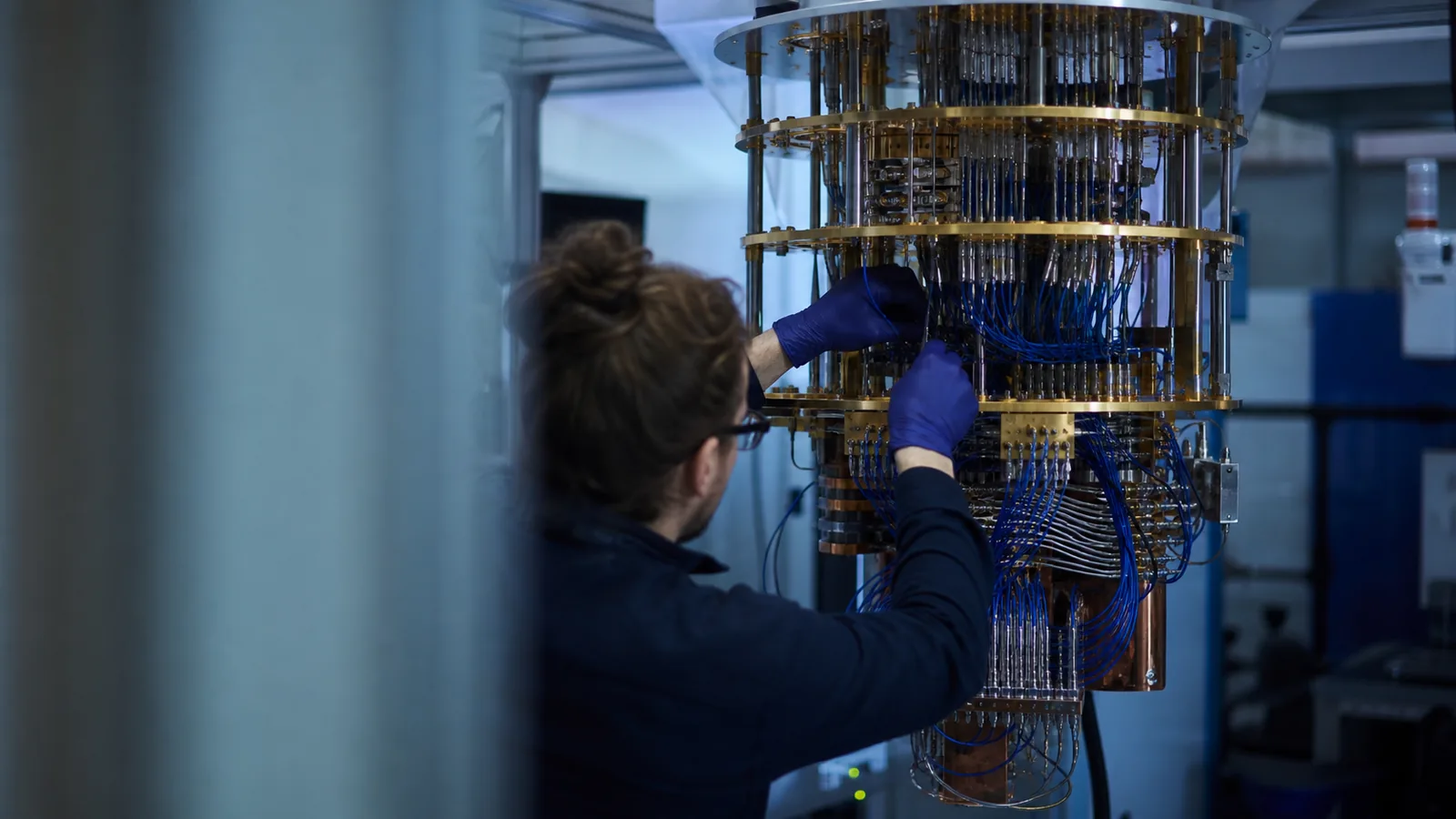 découvrez l'informatique quantique : sa définition, ses principes fondamentaux et son impact révolutionnaire sur le traitement des données. plongez dans le monde fascinant des qubits et explorez les opportunités offertes par cette technologie de demain.