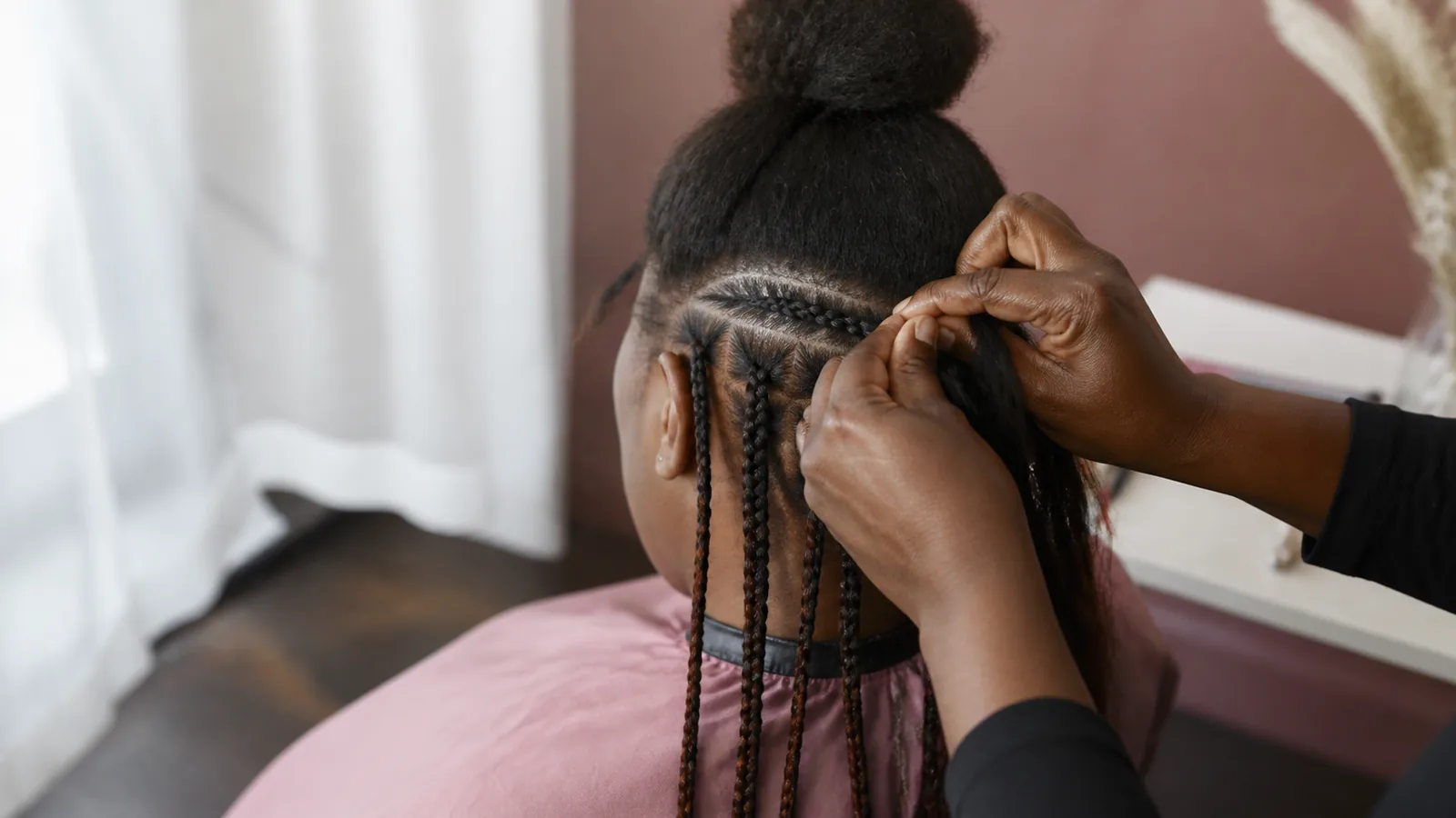 découvrez la coiffure protectrice, une technique essentielle pour préserver la santé de vos cheveux. explorez sa définition, ses bienfaits et les différentes méthodes pour protéger vos cheveux des agressions extérieures. apprenez comment intégrer cette pratique dans votre routine capillaire pour favoriser la croissance et la vitalité de vos cheveux.
