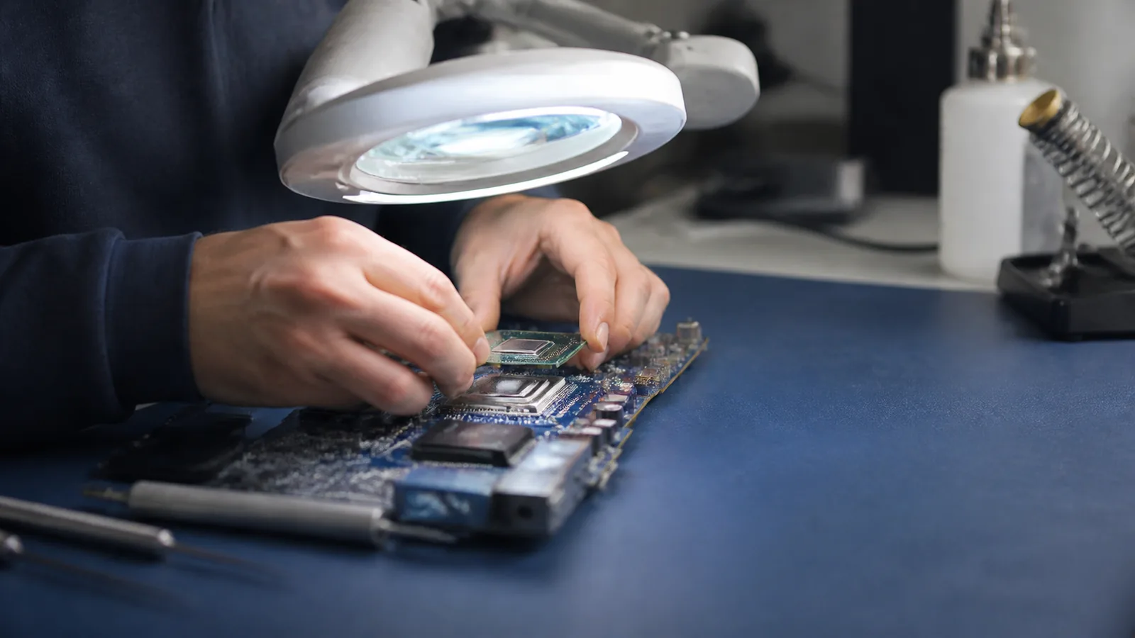 découvrez la définition du microprocesseur, son fonctionnement et son rôle essentiel dans les ordinateurs et appareils électroniques. apprenez-en plus sur cette pièce maîtresse de la technologie moderne.