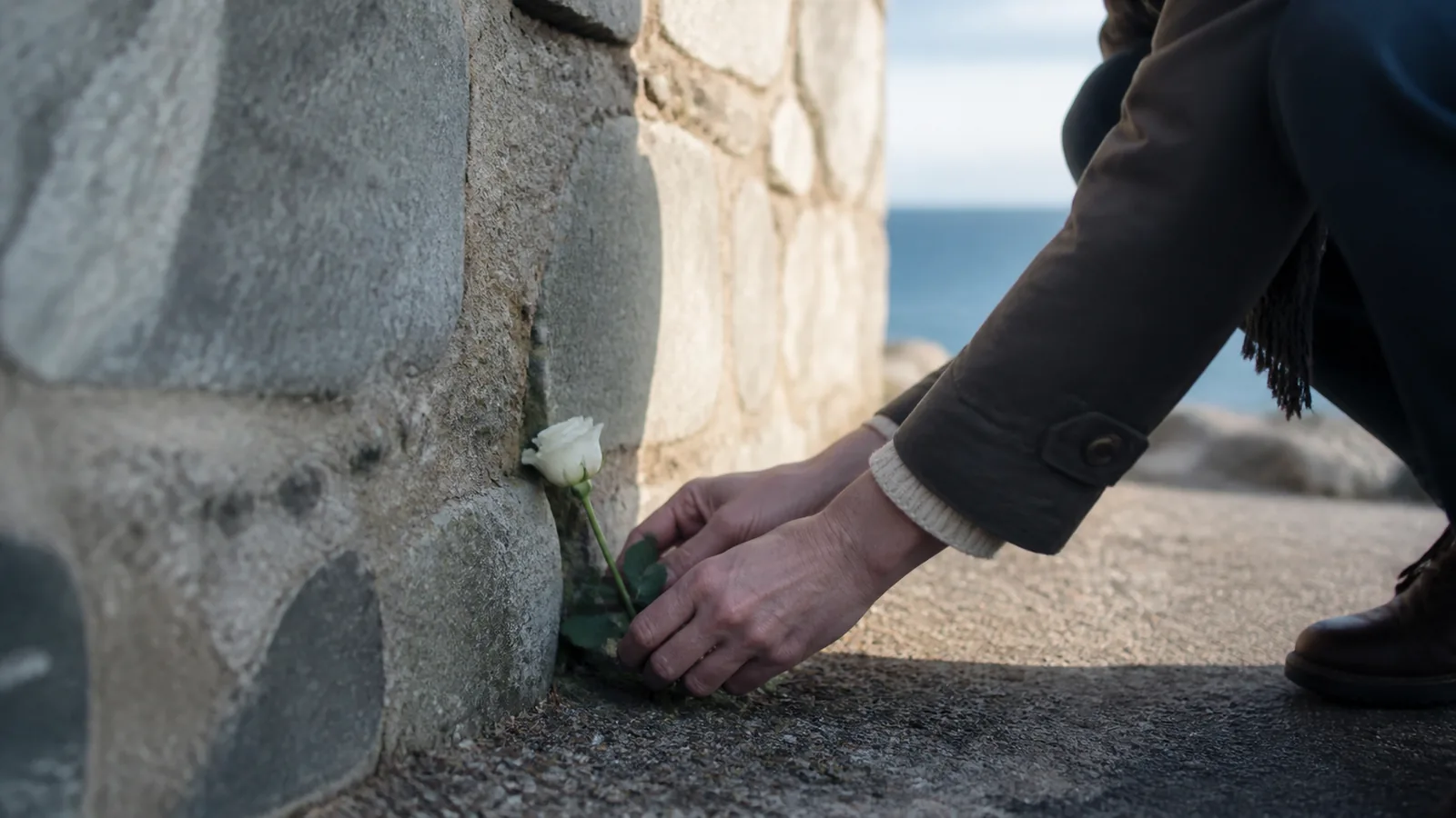 découvrez le tourisme de mémoire, un concept qui allie voyage et réflexion historique. explorez comment ce type de tourisme permet de rendre hommage aux événements marquants du passé et d'approfondir notre compréhension collective. une définition enrichissante pour comprendre l'importance des lieux de mémoire.