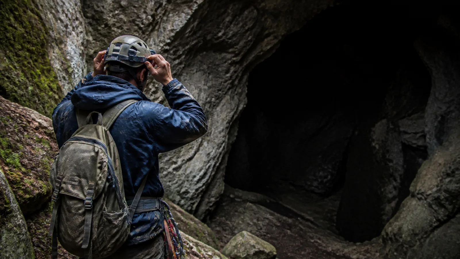 découvrez le tourisme souterrain, une expérience unique qui explore les mystères du monde souterrain. cette définition vous plonge dans l'univers fascinant des grottes, tunnels et autres sites cachés, révélant les richesses naturelles et historiques qui se cachent sous nos pieds.