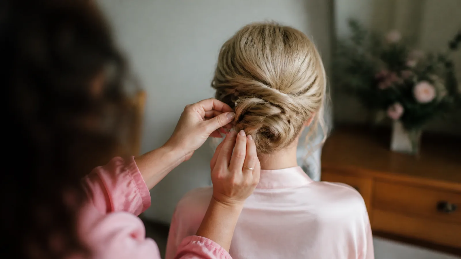 découvrez ce qu'est la coiffure mariage et son importance pour le grand jour. apprenez les différentes styles, tendances et conseils pour sublimer votre coiffure en tant que mariée.
