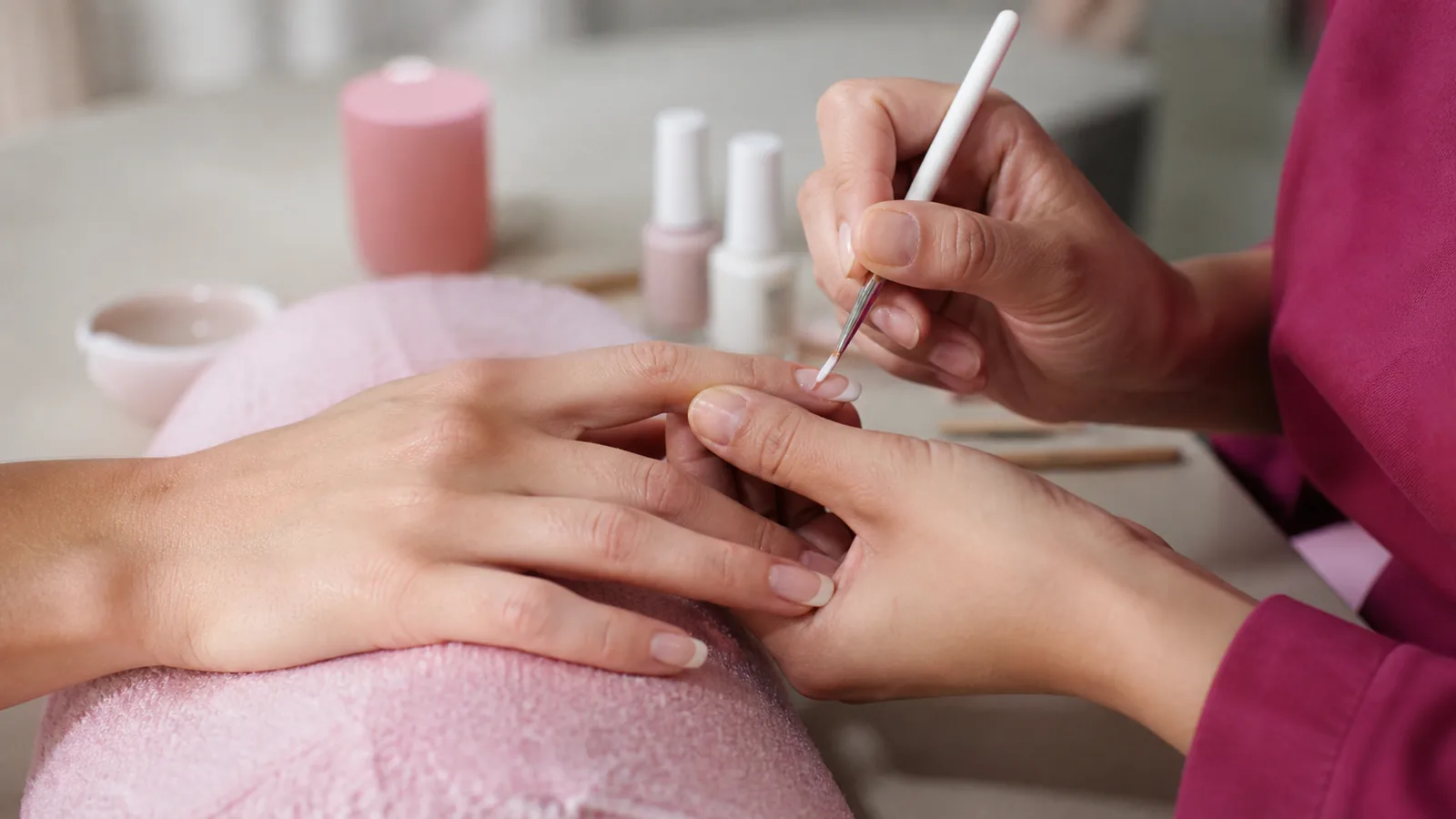 découvrez la définition de la french manucure, une technique de beauté des ongles à la fois élégante et intemporelle. apprenez ses origines, ses caractéristiques et comment la réaliser pour un look soigné et chic.
