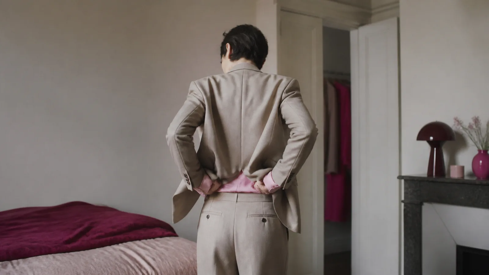 découvrez la mode androgyne, un style qui remet en question les normes traditionnelles de genre à travers des vêtements unisexes et des looks innovants. explorez la définition de ce phénomène vestimentaire et son impact sur la culture contemporaine.