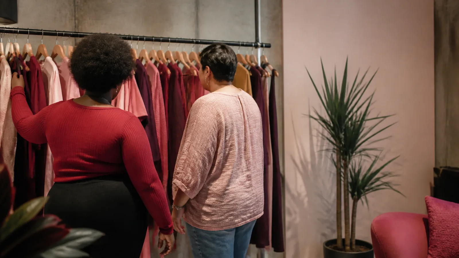 découvrez la mode inclusive, un concept qui vise à célébrer la diversité dans l'habillement. cette définition explore comment la mode s'adapte à tous les corps et à toutes les identités, promouvant l'inclusion et l'accessibilité pour chacun. apprenez les enjeux et l'importance de cette approche novatrice dans l'industrie de la mode.