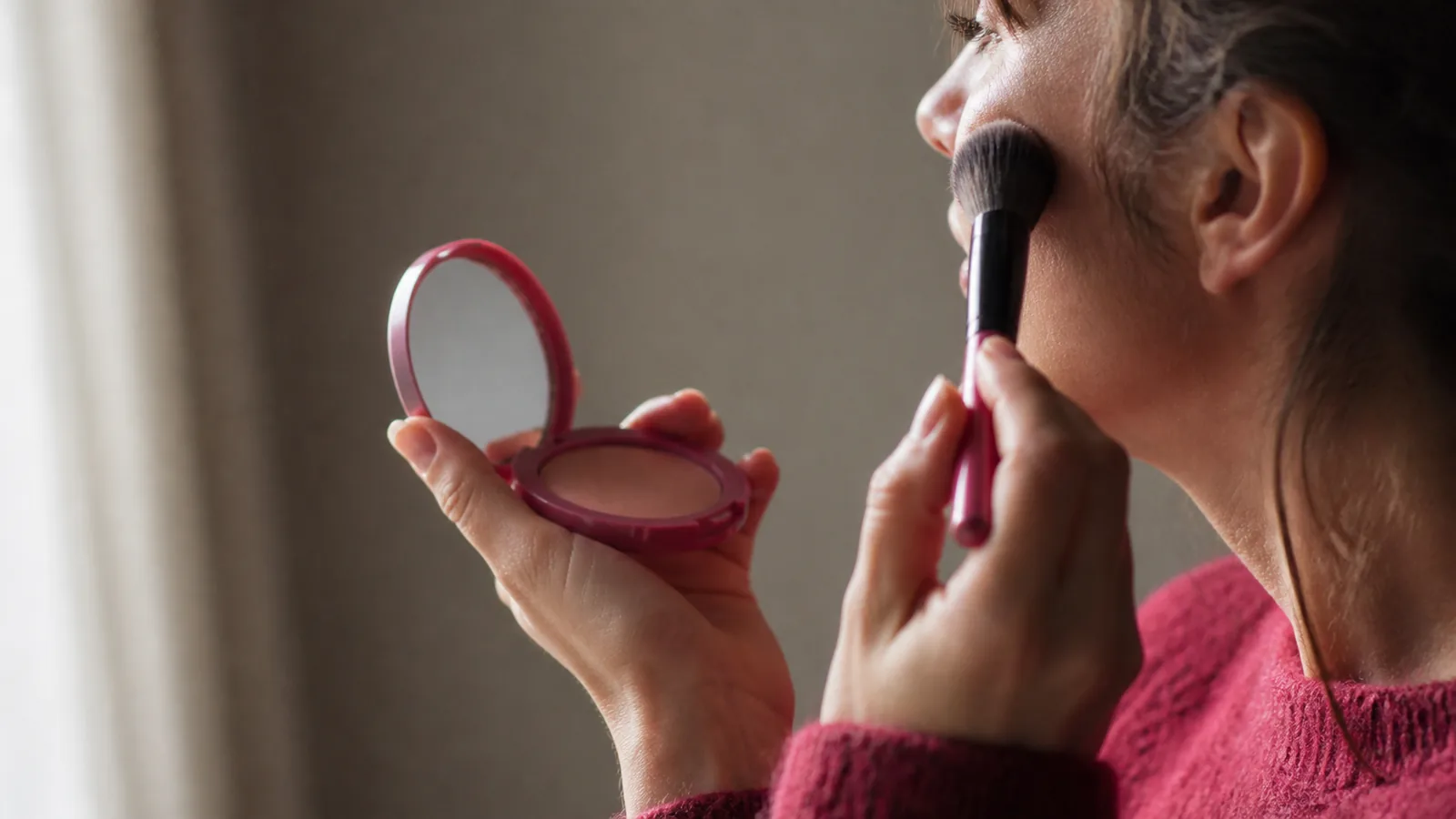découvrez la retouche maquillage : une technique essentielle pour corriger et sublimer votre teint. apprenez sa définition, ses bienfaits et comment l'appliquer pour un look impeccable au quotidien.