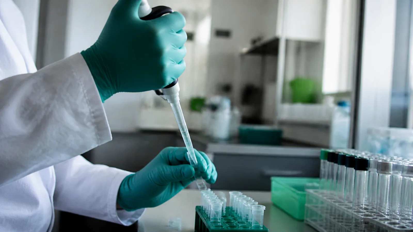 découvrez la toxicologie médicale, une discipline essentielle qui explore les effets des substances toxiques sur la santé humaine. cette définition vous éclairera sur son importance dans la prévention et le traitement des intoxications.