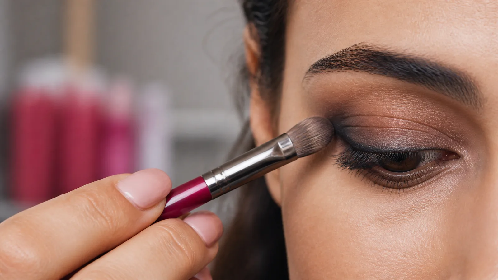 découvrez ce qu'est le smoky eyes, une technique de maquillage emblématique qui crée un regard intense et mystérieux. apprenez comment réaliser ce look captivant et les astuces pour sublimer vos yeux avec élégance.