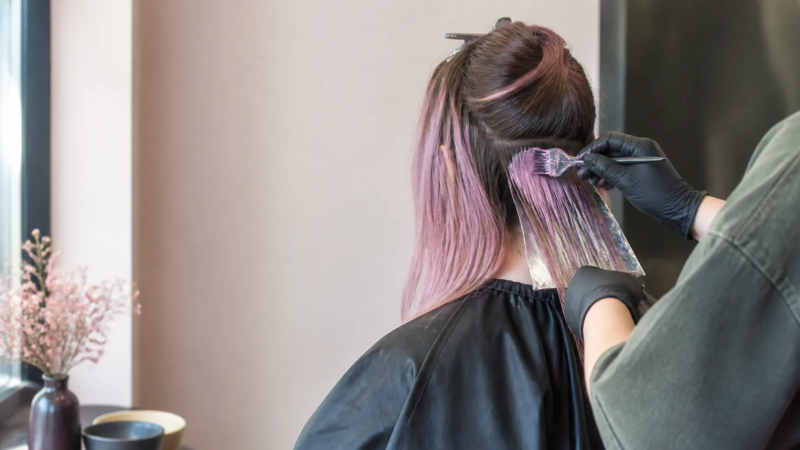 découvrez la définition de la coloration pastel, une tendance innovante en matière de teint qui apporte douceur et légèreté à vos cheveux. apprenez tout sur ses caractéristiques, ses techniques d'application et les meilleures manières de l'adopter pour un look unique et raffiné.