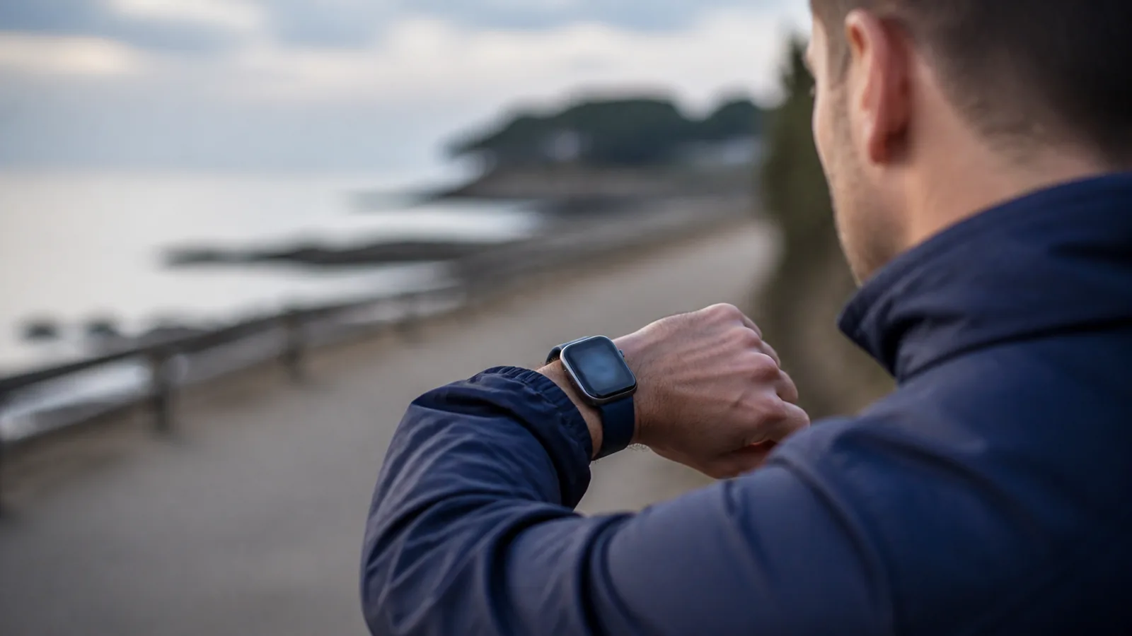 découvrez ce qu'est la technologie wearable dans notre article approfondi. apprenez à définir ce concept innovant qui allie mode et fonctionnalité, et explorez les différents types de dispositifs portables qui transforment notre quotidien.
