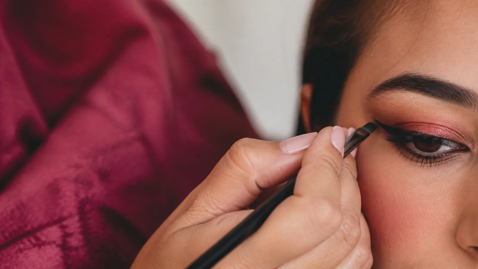 découvrez le maquillage libanais, une tendance éblouissante qui mêle techniques traditionnelles et modernes. apprenez à sublimer votre beauté avec ce style audacieux qui met en valeur les traits et la culture libanaise.