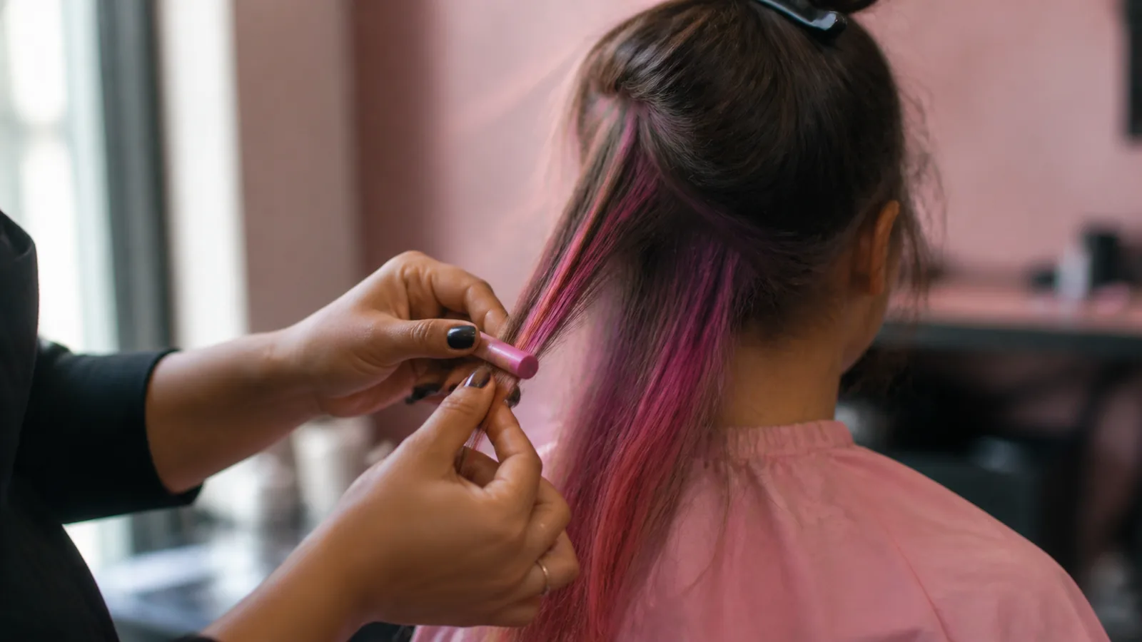 découvrez la définition de la coloration temporaire : comment elle fonctionne, ses avantages, sa durée et à qui elle s’adresse. tout pour comprendre ce type de coloration sans engagement !