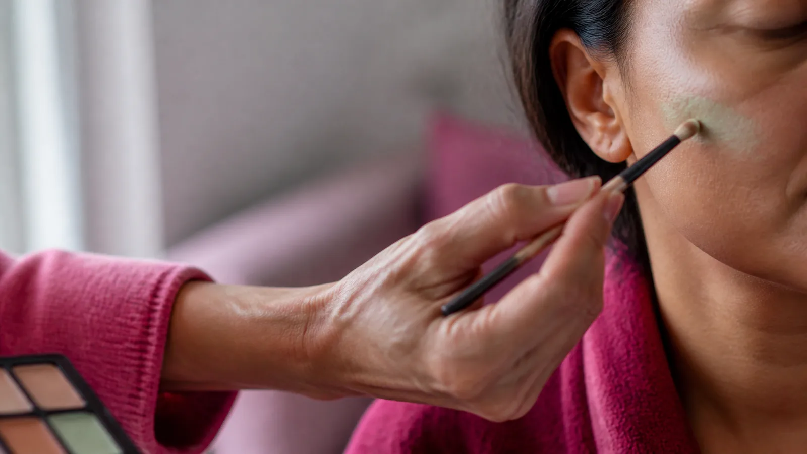 découvrez ce qu'est le maquillage correcteur et comment il peut transformer votre apparence. dans cet article, nous vous expliquons la définition du maquillage correcteur, son utilisation pour camoufler les imperfections et sublimer votre teint. apprenez à maîtriser cet art pour une mise en beauté parfaite.