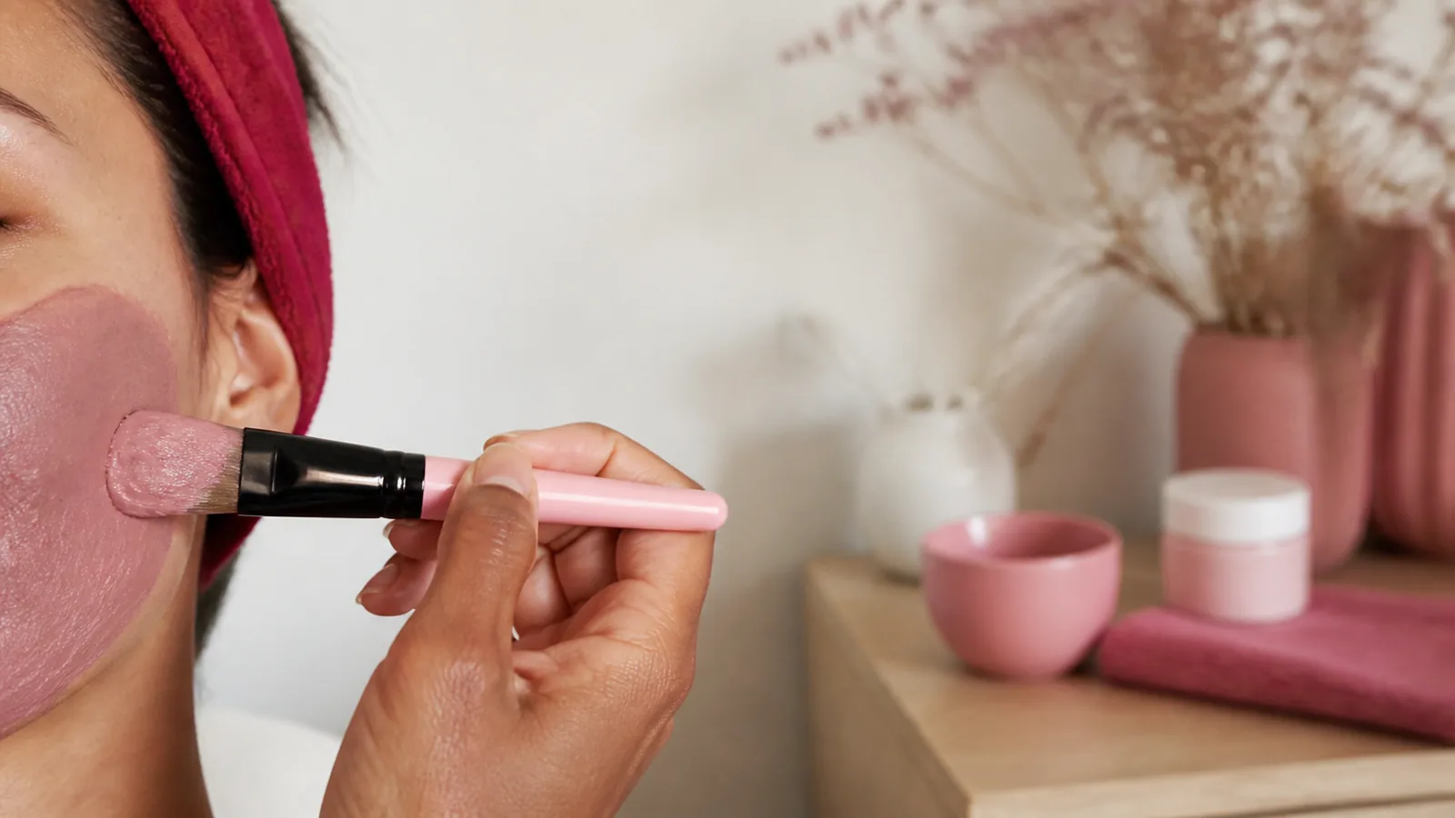 découvrez la définition du soin purifiant visage : un traitement essentiel pour nettoyer en profondeur la peau, éliminer les impuretés et retrouver un teint frais et éclatant. idéal pour tous types de peaux, notamment les peaux mixtes à grasses.