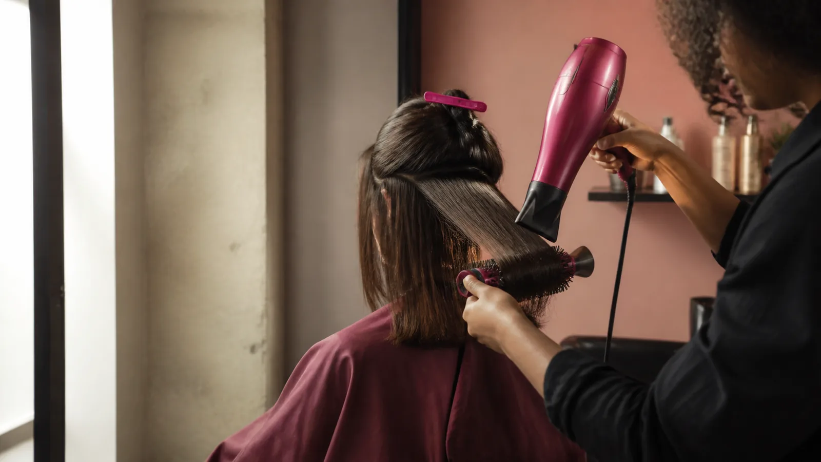 découvrez la définition du brushing professionnel, ses techniques et ses avantages pour obtenir des cheveux lisses, brillants et bien coiffés comme en salon.