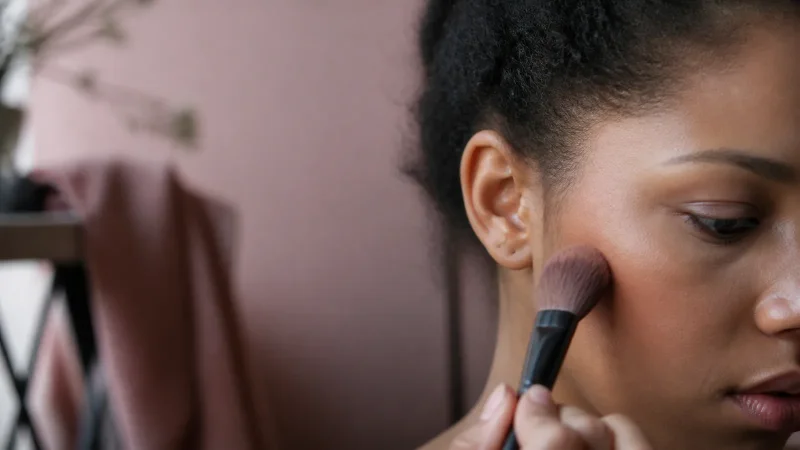 découvrez ce qu'est le contouring, une technique de maquillage qui façonne et définit les traits du visage. apprenez les bases, les astuces et les produits nécessaires pour maîtriser cet art et obtenir un look impeccable.