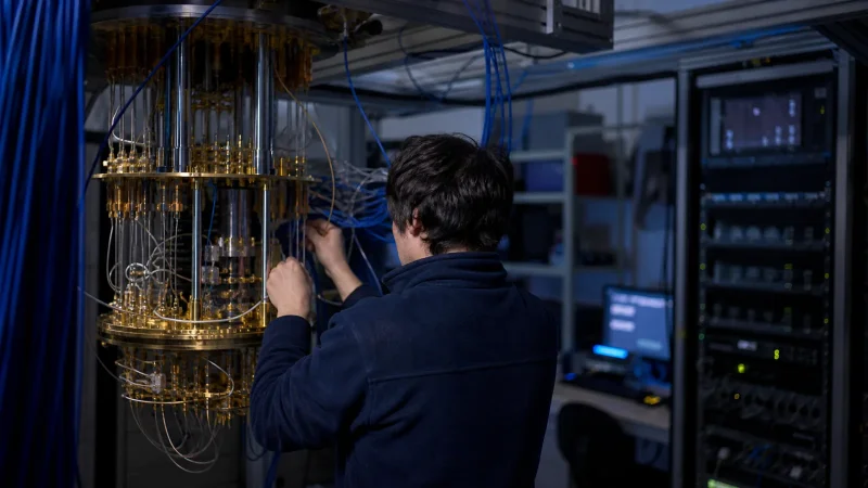 découvrez le quantum computing : une technologie révolutionnaire qui exploite les principes de la mécanique quantique pour traiter l'information d'une manière radicalement différente. plongez dans notre définition et comprenez comment le quantum computing pourrait transformer l'avenir de l'informatique.