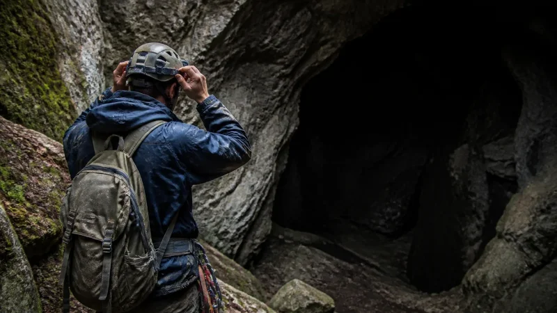 découvrez le tourisme souterrain, une expérience unique qui explore les mystères du monde souterrain. cette définition vous plonge dans l'univers fascinant des grottes, tunnels et autres sites cachés, révélant les richesses naturelles et historiques qui se cachent sous nos pieds.
