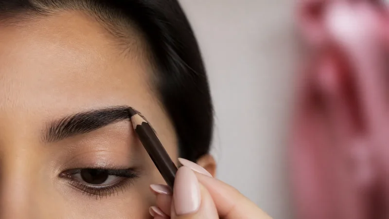 découvrez le maquillage des sourcils, une technique essentielle pour sublimer votre regard. cette définition vous éclairera sur l'importance de la forme et de la couleur des sourcils dans l'art du maquillage, ainsi que les produits et méthodes pour les mettre en valeur.