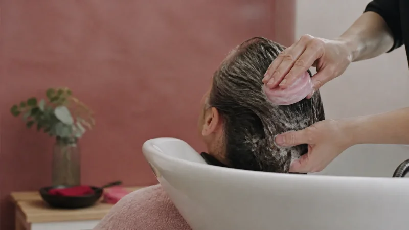 découvrez le shampoing solide, une alternative écologique et pratique aux shampoings liquides. apprenez sa définition, ses avantages, et comment il révolutionne notre routine capillaire.