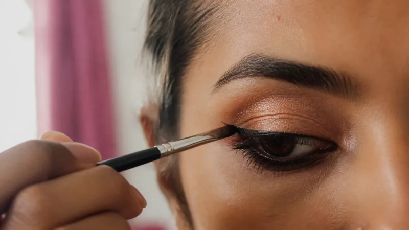 découvrez la définition du maquillage oriental, ses origines, ses techniques et ses spécificités qui subliment le regard et mettent en valeur la beauté naturelle selon les traditions orientales.