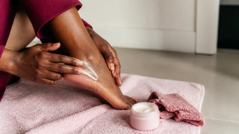découvrez ce qu'est le soin des pieds : définition, explications et conseils pour prendre soin de vos pieds au quotidien et préserver leur santé.